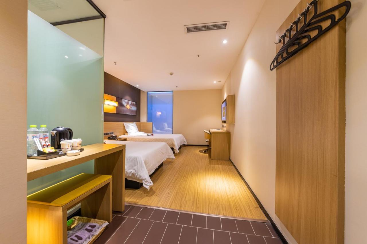 Iu Hotel Chongqing Jiefangbei Exterior foto
